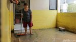 Banjir Kebon Pala Mulai Surut, Warga Langsung Bersih-bersih Rumah