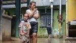 Banjir Kebon Pala Mulai Surut, Warga Langsung Bersih-bersih Rumah