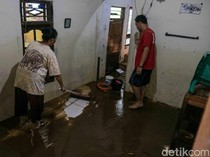 Banjir Kebon Pala Mulai Surut, Warga Langsung Bersih-bersih Rumah