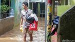 Banjir Kebon Pala Mulai Surut, Warga Langsung Bersih-bersih Rumah