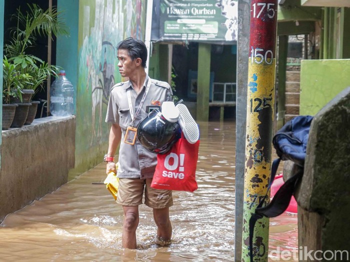 Warga membersihkan rumahnya yang sempat tergenang banjir di Jalan Kebon Pala, Kelurahan Kampung Melayu, Kecamatan Jatinegara, Jakarta Timur, Selasa (5/5/2026). Banjir merendam kawasan ini sejak malam hari setelah hujan deras mengguyur sejumlah wilayah di Jabodetabek. Debit air yang meningkat membuat permukiman warga terendam cukup tinggi.