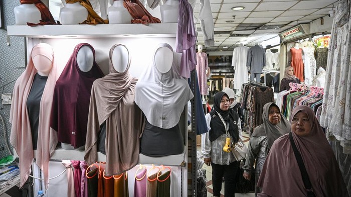 Sejumlah pengunjung melihat pakaian yang dijual di Pasar Tanah Abang, Jakarta, Selasa (5/5/2026). Kemenko Perekonomian menyebut pertumbuhan ekonomi Indonesia pada kuartal I 2026 mencapai 5,61 persen (yoy) yang didorong kuat oleh konsumsi rumah tangga dalam momentum Ramadhan dan Idul Fitri yang tumbuh hingga 5,52 persen. ANTARA FOTO/Fauzan/wsj.