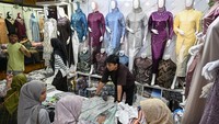 Ramainya pembeli mencerminkan peningkatan konsumsi rumah tangga. Foto: ANTARA FOTO/Fauzan