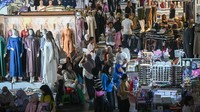 Sejumlah pengunjung melihat pakaian yang dijual di Pasar Tanah Abang, Jakarta, Selasa (5/5/2026). Foto: ANTARA FOTO/Fauzan