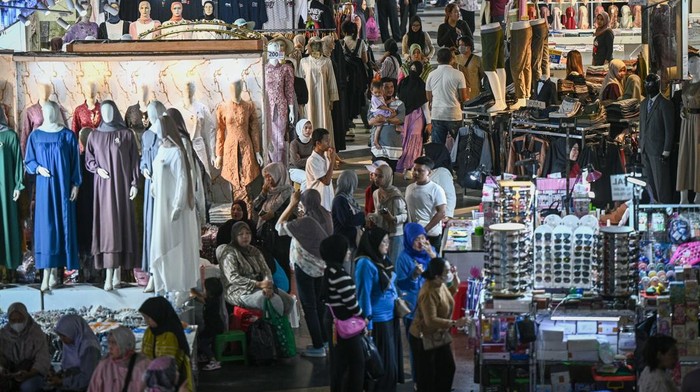 Sejumlah pengunjung melihat pakaian yang dijual di Pasar Tanah Abang, Jakarta, Selasa (5/5/2026). Kemenko Perekonomian menyebut pertumbuhan ekonomi Indonesia pada kuartal I 2026 mencapai 5,61 persen (yoy) yang didorong kuat oleh konsumsi rumah tangga dalam momentum Ramadhan dan Idul Fitri yang tumbuh hingga 5,52 persen. ANTARA FOTO/Fauzan/wsj.