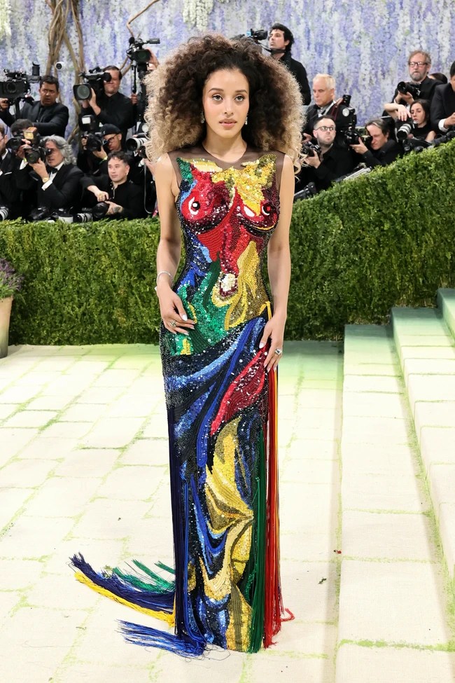 Chase Infiniti mencuri perhatian lewat gaun Thom Browne yang terinspirasi dari Venus de Milo, dihiasi lebih dari 1,5 juta payet dan ratusan warna fringe sutra yang disusun menyerupai sapuan kuas, menciptakan efek trompe l’oeil yang membuatnya tampak seperti patung klasik yang dihidupkan kembali. Foto: Getty Images