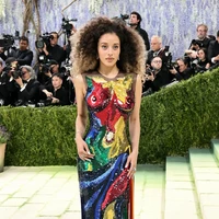 Chase Infiniti mencuri perhatian lewat gaun Thom Browne yang terinspirasi dari Venus de Milo, dihiasi lebih dari 1,5 juta payet dan ratusan warna fringe sutra yang disusun menyerupai sapuan kuas, menciptakan efek trompe l’oeil yang membuatnya tampak seperti patung klasik yang dihidupkan kembali. Foto: Getty Images