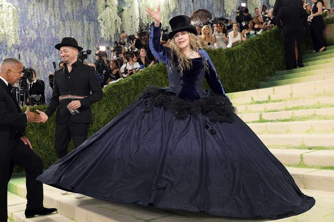 Debut Stevie Nicks di Met Gala dalam usia 77 tahun ditemani gaun custom Zara rancangan John Galliano, dengan siluet crinoline dramatis, bordir mawar tulle dan chiffon, serta top hat kolaborasi dengan Stephen Jones, menghadirkan nuansa gothic glam yang kuat dan autentik sesuai karakter ikoniknya. Momen ini sekaligus menandai karya perdana dari kolaborasi kontroversial yang diumumkan baru-baru ini. Mungkin, seni memang bertujuan untuk memprovokasi. (Foto: Getty Images)