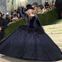 Debut Stevie Nicks di Met Gala dalam usia 77 tahun ditemani gaun custom Zara rancangan John Galliano, dengan siluet crinoline dramatis, bordir mawar tulle dan chiffon, serta top hat kolaborasi dengan Stephen Jones, menghadirkan nuansa gothic glam yang kuat dan autentik sesuai karakter ikoniknya. Momen ini sekaligus menandai karya perdana dari kolaborasi kontroversial yang diumumkan baru-baru ini. Mungkin, seni memang bertujuan untuk memprovokasi. (Foto: Getty Images)