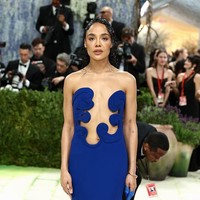Dalam balutan gaun biru Valentino, Tessa Thompson menghadirkan pendekatan performatif dengan tangan yang tampak tercelup cat, seolah ia adalah seniman sekaligus karya itu sendiri—menjadikan fashion sebagai proses kreatif yang hidup, bukan sekadar hasil akhir visual. Foto: Getty Images