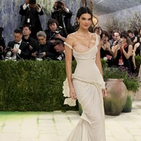 Kendall Jenner tampil seperti dewi kemenangan modern dalam rancangan Zac Posen yang terinspirasi dari Winged Victory of Samothrace, dengan siluet dramatis menyerupai sayap yang mengalir, menciptakan perpaduan harmonis antara keagungan seni klasik dan presisi couture modern. Foto: Getty Images