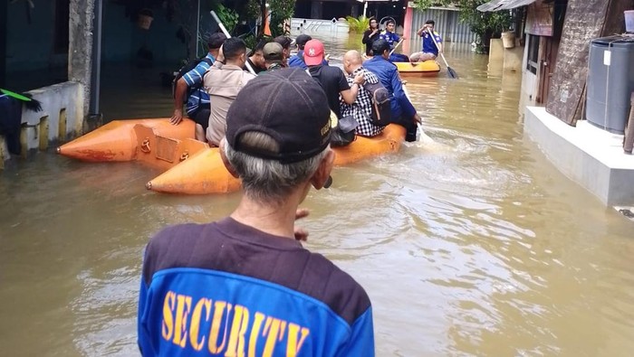 BPBD Kota Tangerang mengungkap banjir setinggi 1,4 meter masih merendam kawasan Candulan, Petir, Kecamatan Cipondoh, Kota Tangerang. (Dok istimewa).