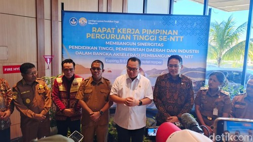 Kepala BRIN Arif Satria, didampingi Gubernur Laka Lena serta pimpinan daerah, saat memberikan keterangan kepada awak media, Selasa (5/5/2026).