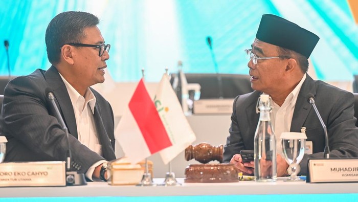 Direktur Utama Bank Syariah Indonesia (BSI) Anggoro Eko Cahyo (kiri) berbincang dengan Komisaris Utama BSI Muhadjir Effendy (kanan) sebelum Rapat Umum Pemegang Saham Tahunan (RUPST) 2025 di Jakarta, Selasa (5/5/2026). RUPST BSI tersebut menetapkan dividen tunai Rp1,51 triliun atau 20 persen dari total laba bersih sehingga dividen per lembar saham menjadi Rp32,81 atau naik 44,02 persen dibanding tahun sebelumnya sebesar Rp22,78. ANTARA FOTO/Rivan Awal Lingga/wsj.