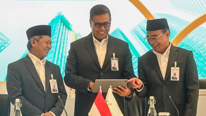Direktur Utama Bank Syariah Indonesia (BSI) Anggoro Eko Cahyo (tengah) berbincang dengan Komisaris Utama BSI Muhadjir Effendy (kanan) dan Ketua Dewan Pengawas Syariah BSI Hasanudin (kiri) sebelum Rapat Umum Pemegang Saham Tahunan (RUPST) 2025 di Jakarta, Selasa (5/5/2026). RUPST BSI tersebut menetapkan dividen tunai Rp1,51 triliun atau 20 persen dari total laba bersih sehingga dividen per lembar saham menjadi Rp32,81 atau naik 44,02 persen dibanding tahun sebelumnya sebesar Rp22,78. ANTARA FOTO/Rivan Awal Lingga/wsj.