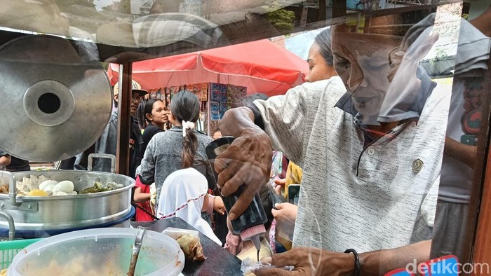 Budi,penjual siomay dan batagor di Indramayu.