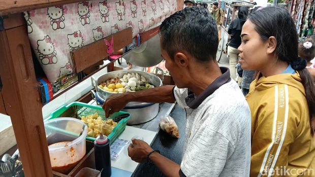 Budi,penjual siomay dan batagor di Indramayu.