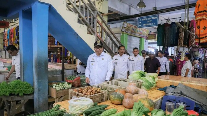Bupati Deli Serdang Asri Ludin Tambunan saat meninjau Pasar Deli Tua (Foto: dok. Facebook Asri Ludin Tambunan)