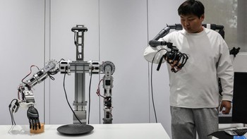 Selain robot humanoid, Linkerbot juga memamerkan tangan robot yang mampu meniru gerakan manusia. REUTERS/Maxim Shemetov  