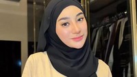 Clara Shinta juga mengaku gak komunikasi langsung dengan suami selepas ketahuan video call nakal dengan wanita lain. Komunikasi masih melalui Mas Sunan (kuasa hukum) biar lebih stabil sih. Soalnya kalau kita yang komunikasi langsung direct entar malah jadi cekcok dan bakal muter-muter di situ terus permasalahannya gitu, saling nyalahin gitu-gitu, ujarnya ditemui di kawasan Menteng, Jakarta Pusat, kemarin. (Foto: dok Instagram clarashintareal)