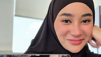 Clara Shinta pun mengaku lagi berobat ke psikiater atas permasalahan rumah tangga yang dialami. Saya lagi dalam pengobatan rutin juga minum obat dalam dua minggu ini. Jadi karena itu sudah berjalan jadinya ya itu ini juga akibat karena obat dari psikiater saya, saya sudah minum rutin jadi alhamdulillah saya jadi kuat nih, lebih tenang untuk saat ini, katanya. (Foto: dok Instagram clarashintareal)