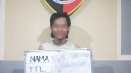 MUS saat diamankan di Polsek Denpasar Timur seusai mencuri sepeda motor milik majikannya di kawasan Kesiman, Denpasar Timur.