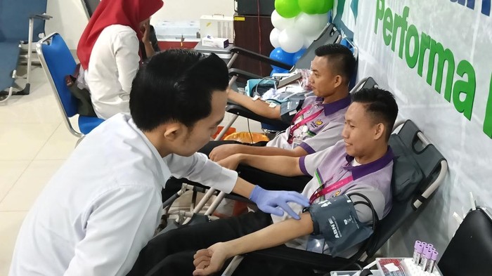 Dua karyawan RS Pelabuhan mendonorkan darahnya kepada PMI Kota Palembang