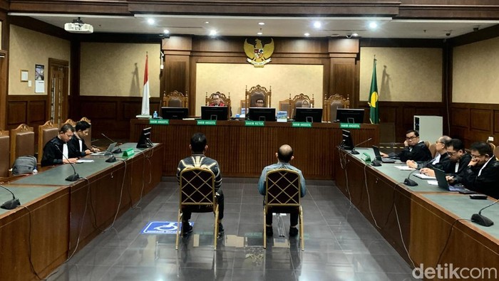 Dua orang terdakwa kasus proyek fiktif di salah satu perusahaan konstruksi milik BUMN yakni Kepala Divisi (Kadiv) Engineering, Procurement, and Construction (EPC) bernama Didik Mardiyanto; dan Senior Nasutio Manager, Head of Finance dan Human Capital
