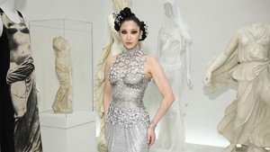 Met Gala 2026 digelar di Metropolitan Museum of Art di New York. Begini penampilan EJAE, pengisi suara menyanyi Rumi dalam film K-Pop Demon Hunters. (Foto: Getty Images for The Met Museum//Cindy Ord/MG26)