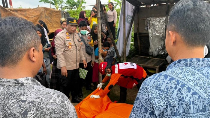 Evakuasi mayat bayi di Desa Kedung Malang, Kecamatan Kedung, Jepara, Selasa (5/5/2026).