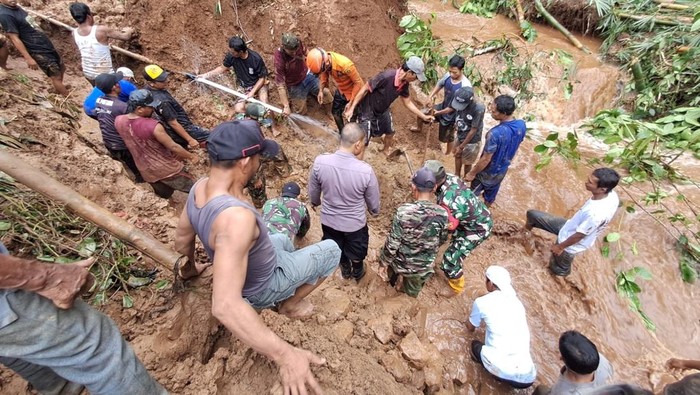 Evakuasi warga tertimbun longsor di Bogor