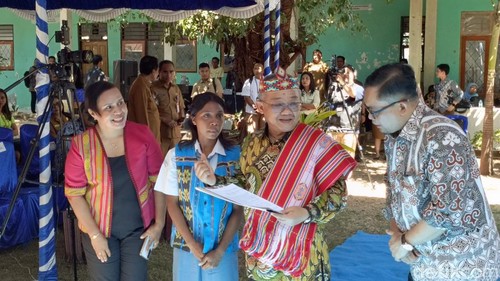 Ferona Keren Balol, siswi SMA Negeri 3 Kalabahi bersama Mendikdasmen Abdul Muti di Kupang , NTT, Selasa (5/5/2026).