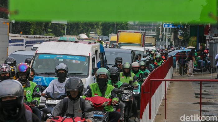 Pemerintah Provinsi DKI Jakarta terus mempercepat pembangunan flyover di kawasan Latumenten, Jakarta Barat, sebagai upaya mengurai kemacetan sekaligus menghilangkan risiko di perlintasan sebidang kereta api. Proyek infrastruktur ini ditargetkan rampung pada akhir 2026.