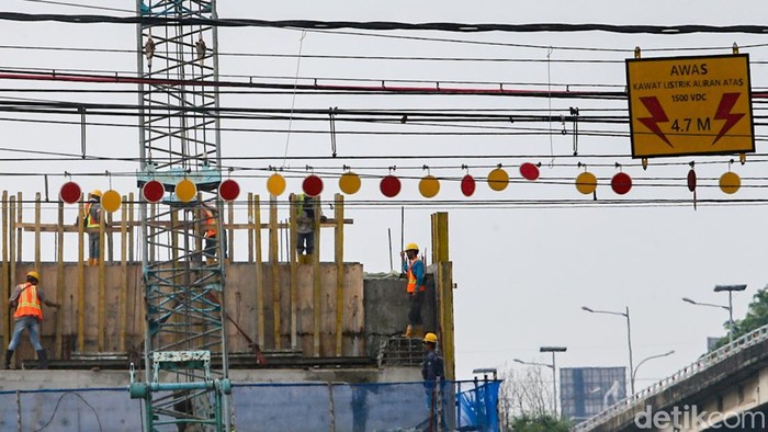 Pemerintah Provinsi DKI Jakarta terus mempercepat pembangunan flyover di kawasan Latumenten, Jakarta Barat, sebagai upaya mengurai kemacetan sekaligus menghilangkan risiko di perlintasan sebidang kereta api. Proyek infrastruktur ini ditargetkan rampung pada akhir 2026.