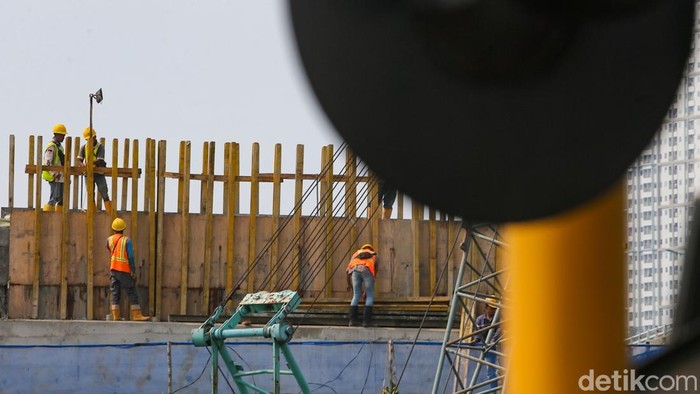 Pemerintah Provinsi DKI Jakarta terus mempercepat pembangunan flyover di kawasan Latumenten, Jakarta Barat, sebagai upaya mengurai kemacetan sekaligus menghilangkan risiko di perlintasan sebidang kereta api. Proyek infrastruktur ini ditargetkan rampung pada akhir 2026.