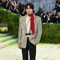 Di antara deretan wanita cantik Korea yang hadir di MET Gala 2026, ada aktor Ahn Hyo Seop yang membuat penampilan perdananya. Pengisi suara KPop Demon Hunters itu tampil dengan gaya flamboyan memakai setelan jas hitam berhias payet emas dari Valentino. Ia melengkapi penampilannya dengan syal warna merah. Foto: Getty Images
