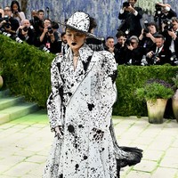 Selain EJAE, ada Audrey Nuna yang eksis mengisi soundtrack KPop Demon Hunters di MET Gala 2026. Berbalut mantel putih dengan aksen cipratan cat hitam rancangan Robert Wun, serta topi fedora berdesain serupa. Gayanya semakin dramatis dengan lipstik hitam pekat dan rambut kepang panjang menyentuh lantai. Foto: Getty Images