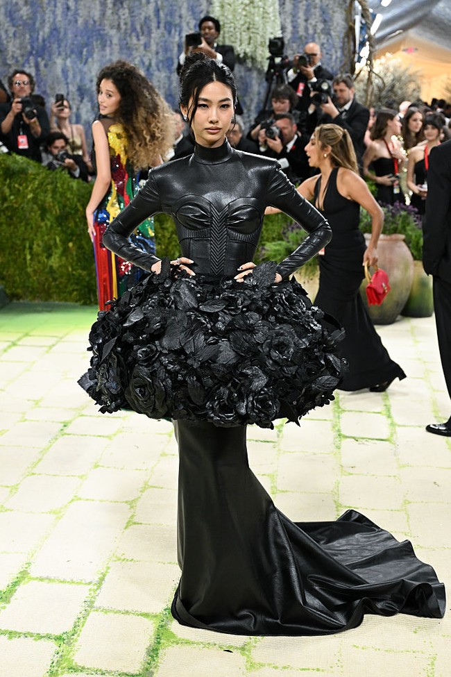 Aktris sekaligus model Jung Ho Yeon, yang populer lewat drama Korea Squid Game membuat penampilan keduanya di MET Gala setelah debut pada 2022. Kali ini, Jung Ho Yeon tampil ekstra dengan gaun kulit berwarna hitam rancangan Louis Vuitton, beraksen rok bunga bertingkat. Foto: Getty Images