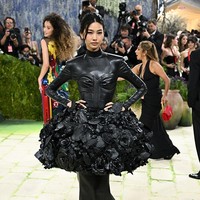Aktris sekaligus model Jung Ho Yeon, yang populer lewat drama Korea Squid Game membuat penampilan keduanya di MET Gala setelah debut pada 2022. Kali ini, Jung Ho Yeon tampil ekstra dengan gaun kulit berwarna hitam rancangan Louis Vuitton, beraksen rok bunga bertingkat. Foto: Getty Images