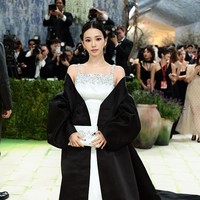 Karina aespa membuktikan reputasinya dengan visual unreal bak AI. Untuk debutnya di MET Gala 2026, pelantun Armageddon itu mengenakan gaun sutra putih dari Prada yang berkilauan.  Dilengkapi jubah hitam yang menjuntai serupa hanbok alias baju tradisional Korea. Foto: Getty Images