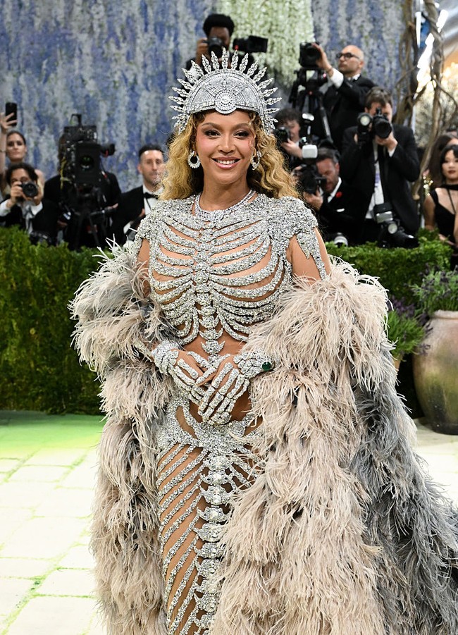 Queen Bey tampil bak ratu mengenakan busana rancangan Olivier Rousteing lengkap dengan mahkota. Ia mengenakan ratusan karat berlian dan zamrud dari Chopard yang menghiasi leher, pergelangan tangan, hingga telinganya. Foto: Gilbert Flores/Variety via Getty Images