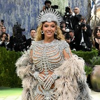 Queen Bey tampil bak ratu mengenakan busana rancangan Olivier Rousteing lengkap dengan mahkota. Ia mengenakan ratusan karat berlian dan zamrud dari Chopard yang menghiasi leher, pergelangan tangan, hingga telinganya. Foto: Gilbert Flores/Variety via Getty Images
