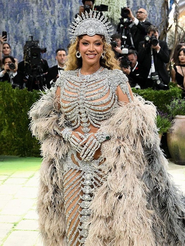 Foto: Gaya Comeback Beyonce di MET Gala 2026, Pakai Gaun Berlian Tengkorak