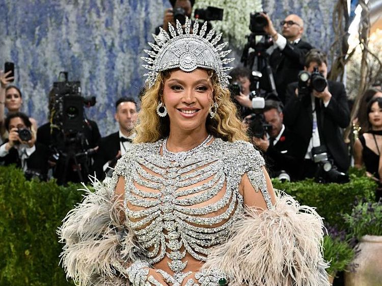 Foto: Gaya Comeback Beyonce di MET Gala 2026, Pakai Gaun Berlian Tengkorak
