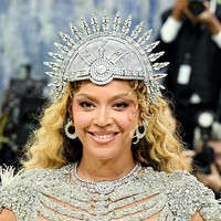 “Banyak penampilan ikonis saya dibuat olehnya, jadi sudah saatnya untuk merepresentasikan Olivier,” kata Beyonce kepada Vogue di karpet merah. Sebelumnya, Olivier aktif terlibat dalam pembuatan kostum konser Beyonce selama bertahun-tahun. (Foto: Gilbert Flores/Variety via Getty Images)