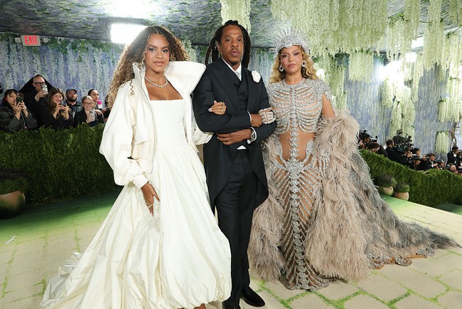 Di puncak tangga Met Gala, Beyoncé dan Blue Ivy juga sempat berfoto bersama keluarga, termasuk sang suami, Jay-Z. Met Gala 2026 mengusung tema Costume Art yang terinspirasi dari pameran musim semi Costume Institute di The Met. Pameran ini mengeksplorasi peran penting tubuh yang berpakaian dalam lintas waktu dan budaya, serta menampilkan keterkaitan erat antara busana dan seni. (Foto: Kevin Mazur/MG26/Getty Images for The Met Museum/Vogue)