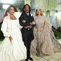 Di puncak tangga Met Gala, Beyoncé dan Blue Ivy juga sempat berfoto bersama keluarga, termasuk sang suami, Jay-Z. Met Gala 2026 mengusung tema Costume Art yang terinspirasi dari pameran musim semi Costume Institute di The Met. Pameran ini mengeksplorasi peran penting tubuh yang berpakaian dalam lintas waktu dan budaya, serta menampilkan keterkaitan erat antara busana dan seni. (Foto: Kevin Mazur/MG26/Getty Images for The Met Museum/Vogue)