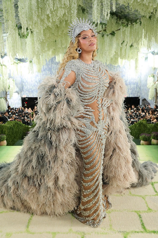 Terakhir kali ia hadir di ajang mode bergengsi tersebut adalah pada 2016, ketika tampil mengenakan Givenchy Haute Couture untuk tema “Manus x Machina”. Untuk comeback-nya yang monumental, penyanyi dengan rekor piala Grammy terbanyak itu memercayakan desainer Olivier Rousteing setelah berulang kali berbalut Givency di MET Gala. (Foto: Kevin Mazur/MG26/Getty Images for The Met Museum/Vogue)