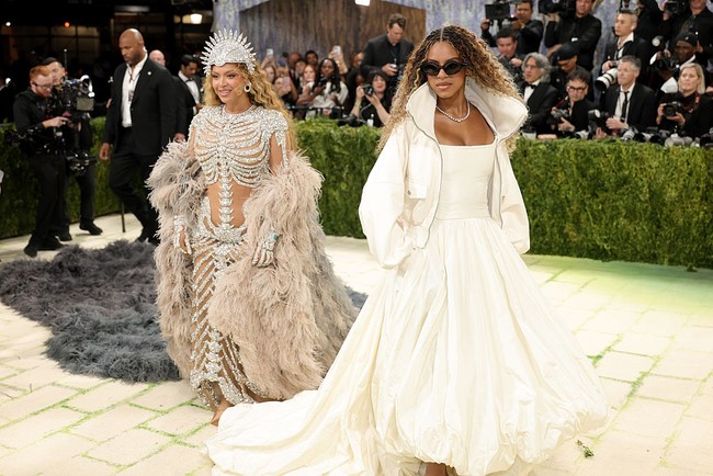 Momen ini kian terasa spesial dengan kehadiran putri sulungnya, Blue Ivy. “Rasanya seperti mimpi karena putri saya ada di sini,” ujarnya. Ia juga memuji penampilan Blue Ivy yang dinilai begitu cantik dan percaya diri dalam balutan gaun putih berjaket dari Balenciaga. (Foto: Michael Loccisano/GA/The Hollywood Reporter via Getty Images)