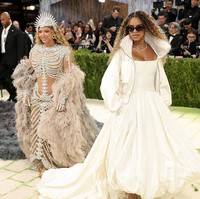 Momen ini kian terasa spesial dengan kehadiran putri sulungnya, Blue Ivy. “Rasanya seperti mimpi karena putri saya ada di sini,” ujarnya. Ia juga memuji penampilan Blue Ivy yang dinilai begitu cantik dan percaya diri dalam balutan gaun putih berjaket dari Balenciaga. (Foto: Michael Loccisano/GA/The Hollywood Reporter via Getty Images)